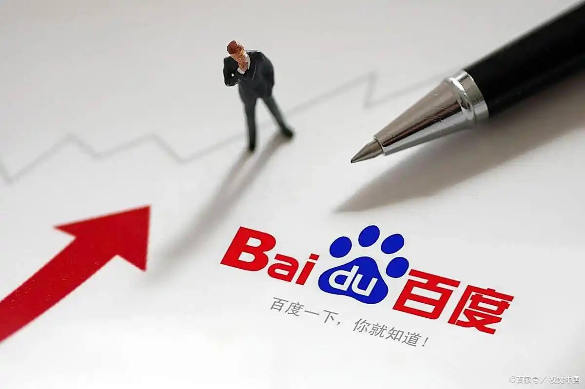 家长抱婴儿在学校路边值护学岗